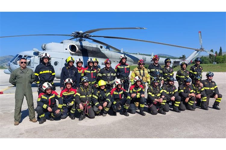 Slika /slike/Vijesti/Uvježbavanje NAMIRG tima za rad s helikopterom 23.05.2023 (8).jpeg